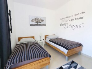2 chambres, fer et planche à repasser, accès Internet, draps fournis