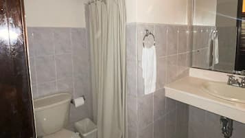 Shower, rainfall showerhead, free toiletries, towels