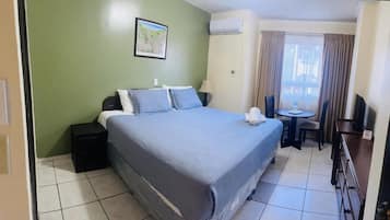 Cubrecamas, escritorio y cortinas blackout