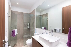 Comfort-Apartment | Badezimmer | Dusche, Handtücher