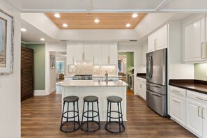 Een koelkast, een magnetron, een oven, een kookplaat