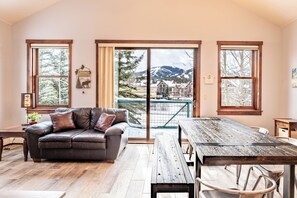 TV a schermo piatto, caminetto