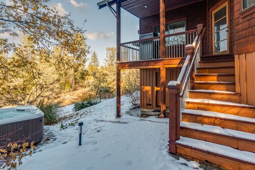 Murph Lodge- 4BR w/AC, Hot Tub, Billiards, Ping Pong and More!