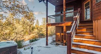 Murph Lodge- 4BR w/AC, Hot Tub, Billiards, Ping Pong and More!