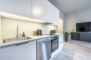 Fridge, oven, stovetop, dishwasher