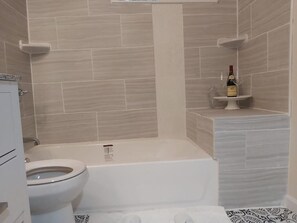 Hair dryer, towels, soap, shampoo - Charming 3-Bed/1-Bath Home in Hyattsville, MD! (Hyattsville)