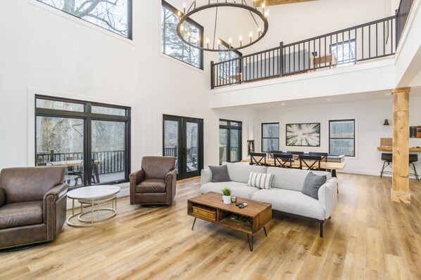 TV, fireplace, video games - Modern Mountain Escape-Hot Tub/Creek/Games Galore/3-Bedrooms! (Dahlonega)