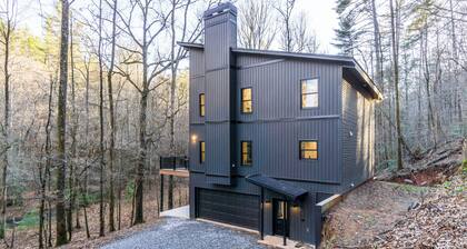 Modern Mountain Escape-Hot Tub/Creek/Games Galore/3-Bedrooms!