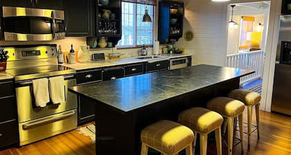 Modernized, 100+ year-old Clear Lake Cottage just steps from the lake & PM Park.