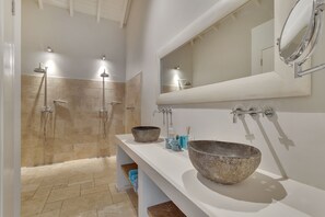 Exclusive Villa | Bathroom | Bathtub, hair dryer, towels - Ocean Breeze Villa with private pool (Kralendijk)