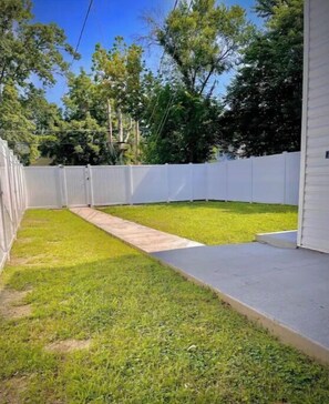 Property grounds - Cozy Duplex near Delmar Loop (University City)