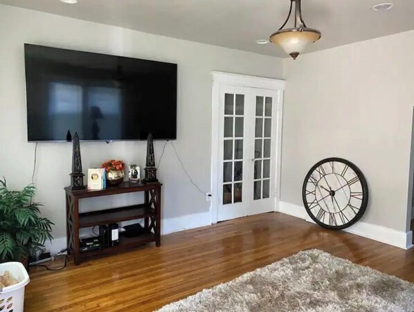 Interior - Cozy Duplex near Delmar Loop (University City)