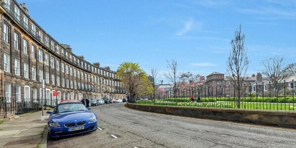 Exterior - Georgian Two Bedroom Apartment (Edinburgh)