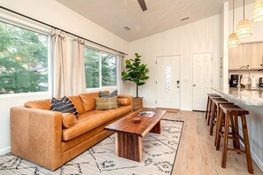 Fernseher, Tischtennisplatte, Stereoanlage