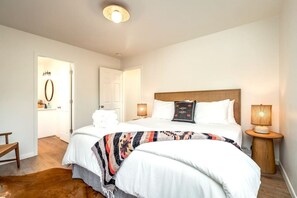 3 soverom, skrivebord, strykejern/-brett og reiseseng for barn