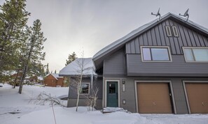 Exterior - Deluxe Ski-In/Out Home! Walking Distance to Resort ! Cozy Fireplace! (Big Sky)
