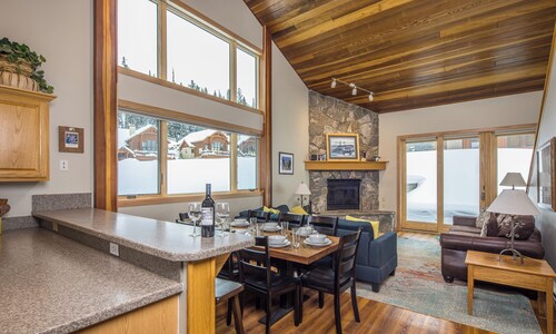 Deluxe Ski-In/Out Home! Walking Distance to Resort ! Cozy Fireplace!