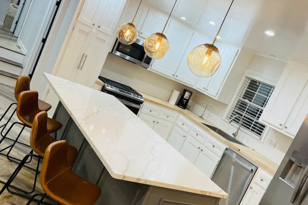 Kjøkkenutstyr, papirhåndklær, spisebord og kjøkkenøyer