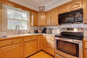 Fridge, microwave, stovetop, coffee/tea maker - 7 Mi to Downtown Providence: Quiet Apt in Seekonk (Seekonk)