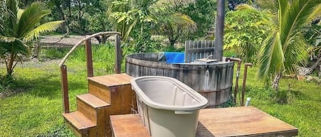 Outdoor spa tub