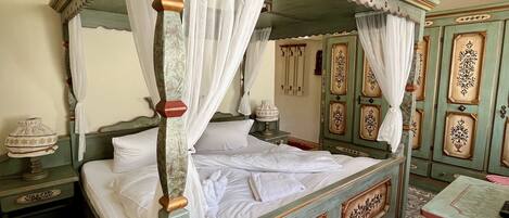 Superior Apartment, 3 Bedrooms, Kitchen, Mountain View | 1 bedroom, individually decorated, individually furnished, desk