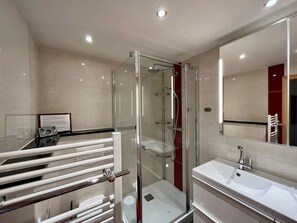 Junior appartement, keuken, uitzicht op bergen | Badkamer met douche