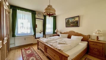 Superior-Apartment, 3 Schlafzimmer, Küche, Bergblick | Individuell dekoriert, individuell eingerichtet, Schreibtisch