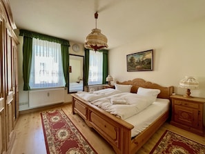Apartamento superior, 3 habitaciones, cocina, vistas a la montaña | Decoración individual, mobiliario individual, escritorio
