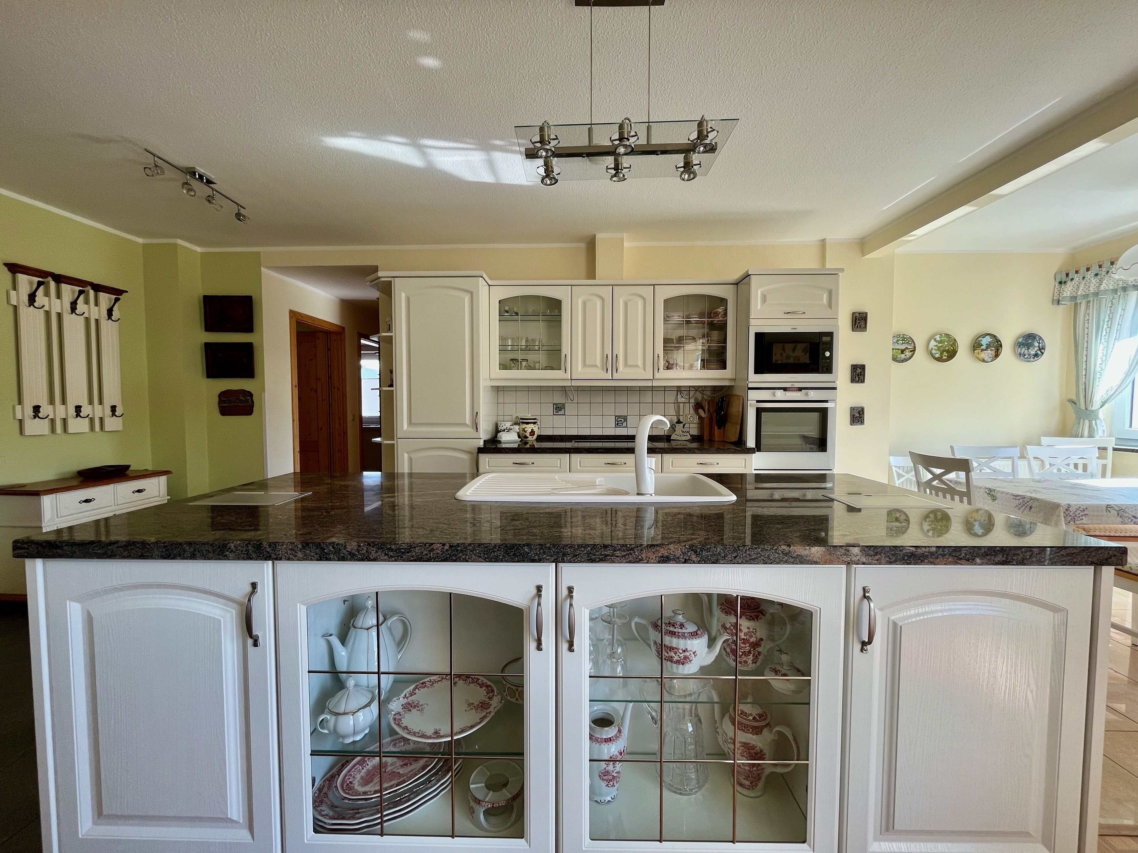 Superior Apartment, 3 Bedrooms, Kitchen, Mountain View | Private kitchen | Full-sized fridge, microwave, oven, stovetop