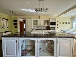 Superior Apartment, 3 Bedrooms, Kitchen, Mountain View | Private kitchen | Full-size fridge, microwave, oven, stovetop