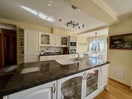 Superior Apartment, 3 Bedrooms, Kitchen, Mountain View | Private kitchen | Full-size fridge, microwave, oven, stovetop