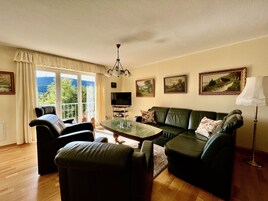 Apartamento superior, 3 habitaciones, cocina, vistas a la montaña | Zona de estar | Una televisión LED, un reproductor de DVD