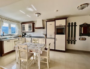 Comfort Apartment, 2 Bedrooms, Kitchen, Mountain View | Private kitchen | Full-size fridge, microwave, oven, stovetop