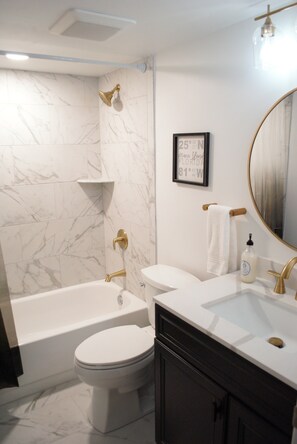 Bathroom - Stylish condo w/ boat lift and a short walk to the beach! (Marco Island)