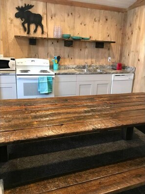 Kühlschrank, Mikrowelle, Herdplatte, Geschirrspüler