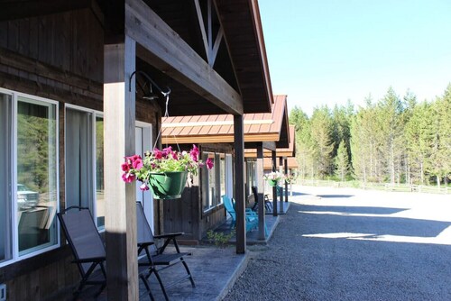 2 Queen Beds, Full Bathroom, Shared Hot Tub, WIFI