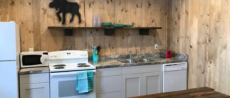 Een koelkast, een microgolfoven, een oven, een kookplaat