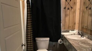 Hair dryer, towels - Full Bathroom, 2 Queen Beds, WIFI, Shared Hot Tub (Island Park)