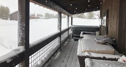 Hot Tub, Full Kitchen, Gas Fireplace, BBQ Grill