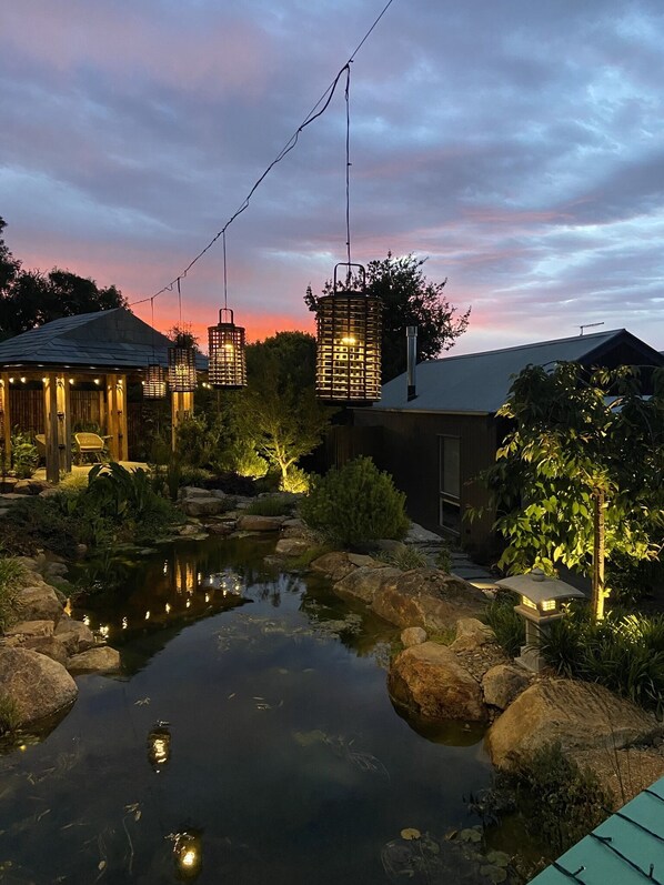 Property grounds - Come for the delicious 2.6 tonne outdoor bath. Stay for everything else! (Hepburn Springs)