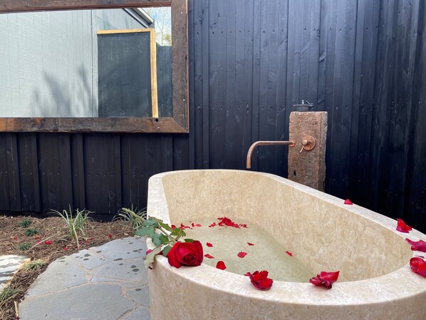 Property grounds - Bask in ultimate luxury with a hint of Japan. Geisha not included! (Hepburn Springs)