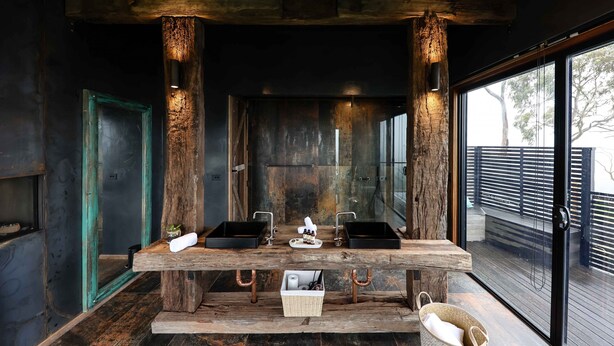 Un bagno moderno con un mobile bagno in legno, due lavandini e un'ampia finestra.