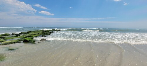 2 Bdrm, 2 Bath, 2 Blocks from the Beach!