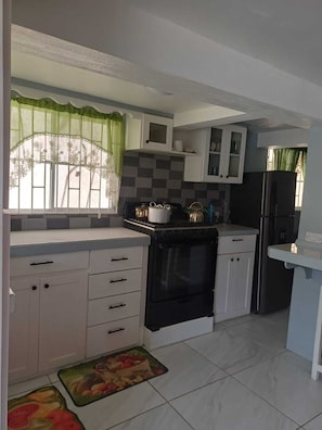 Coffee/tea maker, fridge, microwave, oven - Valley Views  (Belmont)