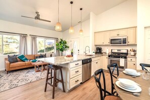 Réfrigérateur, four à micro-ondes, un four, surface de cuisson