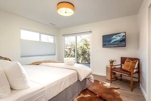 6 Schlafzimmer, Schreibtisch, Bügeleisen/Bügelbrett, Reisekinderbett