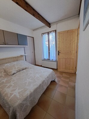 1 chambre, fer et planche à repasser, lit parapluie, Wi-Fi gratuit