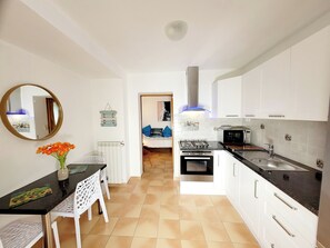 Een koelkast, een microgolfoven, een oven, een kookplaat