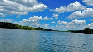 A calm lake with a clear sky and scattered clouds. - Studio Cabin – Pet-Friendly Retreat Near Lake Greeson & Kirby Landing Marina (Kirby)