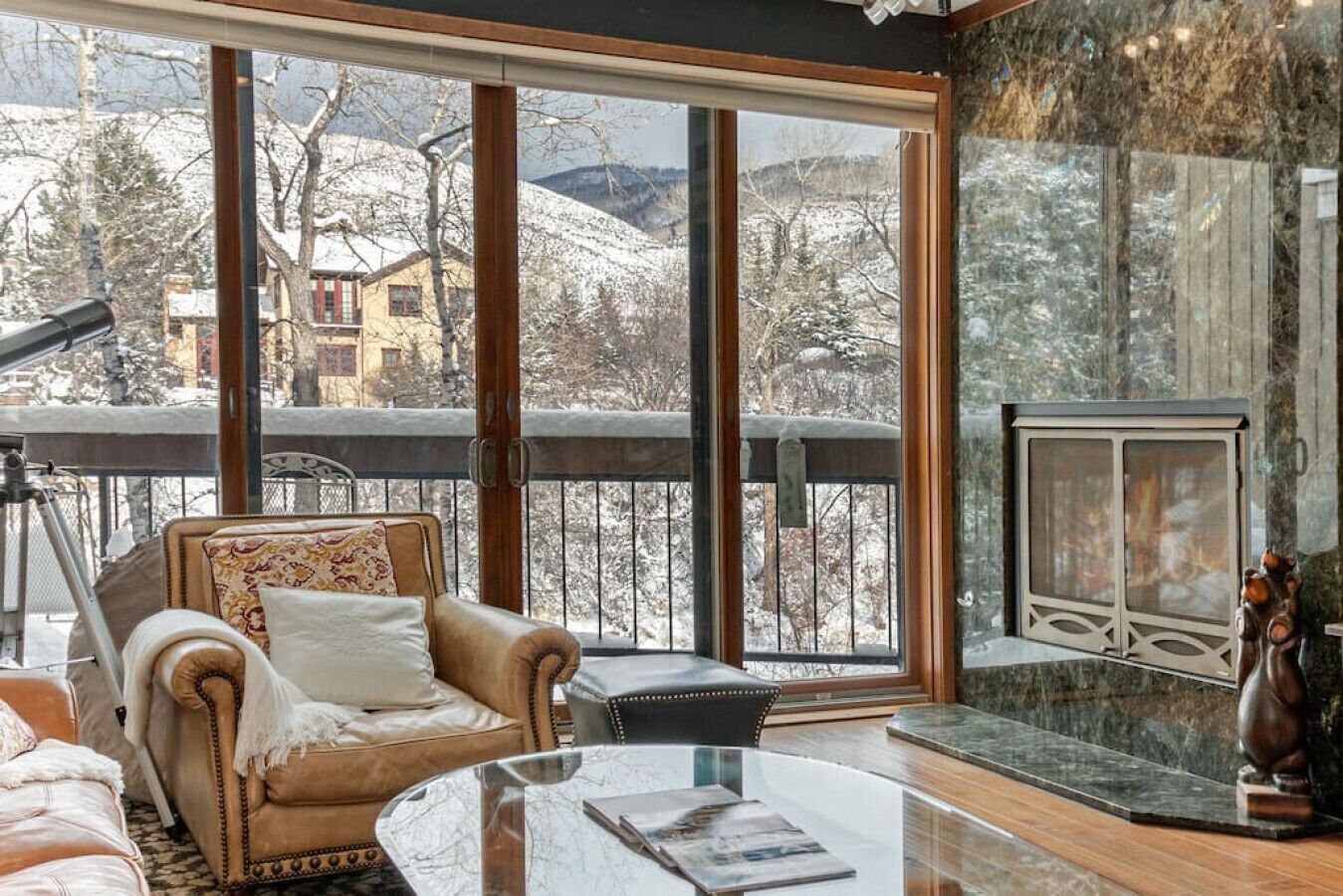 Televisión, chimenea y estéreo 